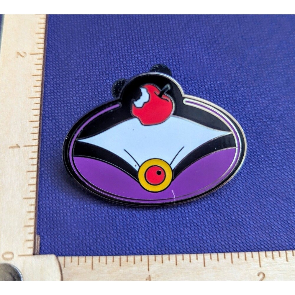 What's My Name? Badges Mystery Collection Disney Villains Evil Queen Pin
